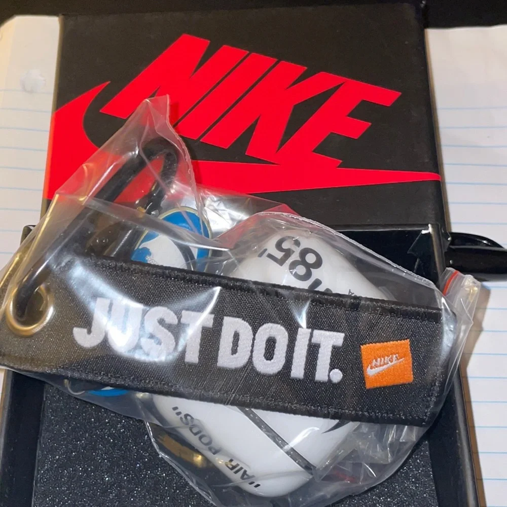 AirPod case - Picture 1 of 5